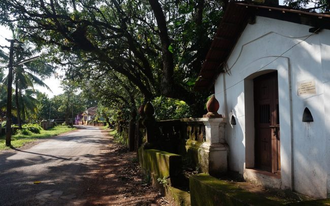 Siolim Hotel Roadside View